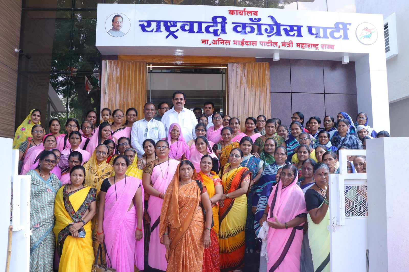 अंगणवाडी कर्मचारी आणि आशा स्वयंसेविका व गटप्रवर्तक यांनी मंत्री श्री.अनिल दादा पाटील यांना पुष्पगुच्छ देऊन मानले शासनाचे आभार.