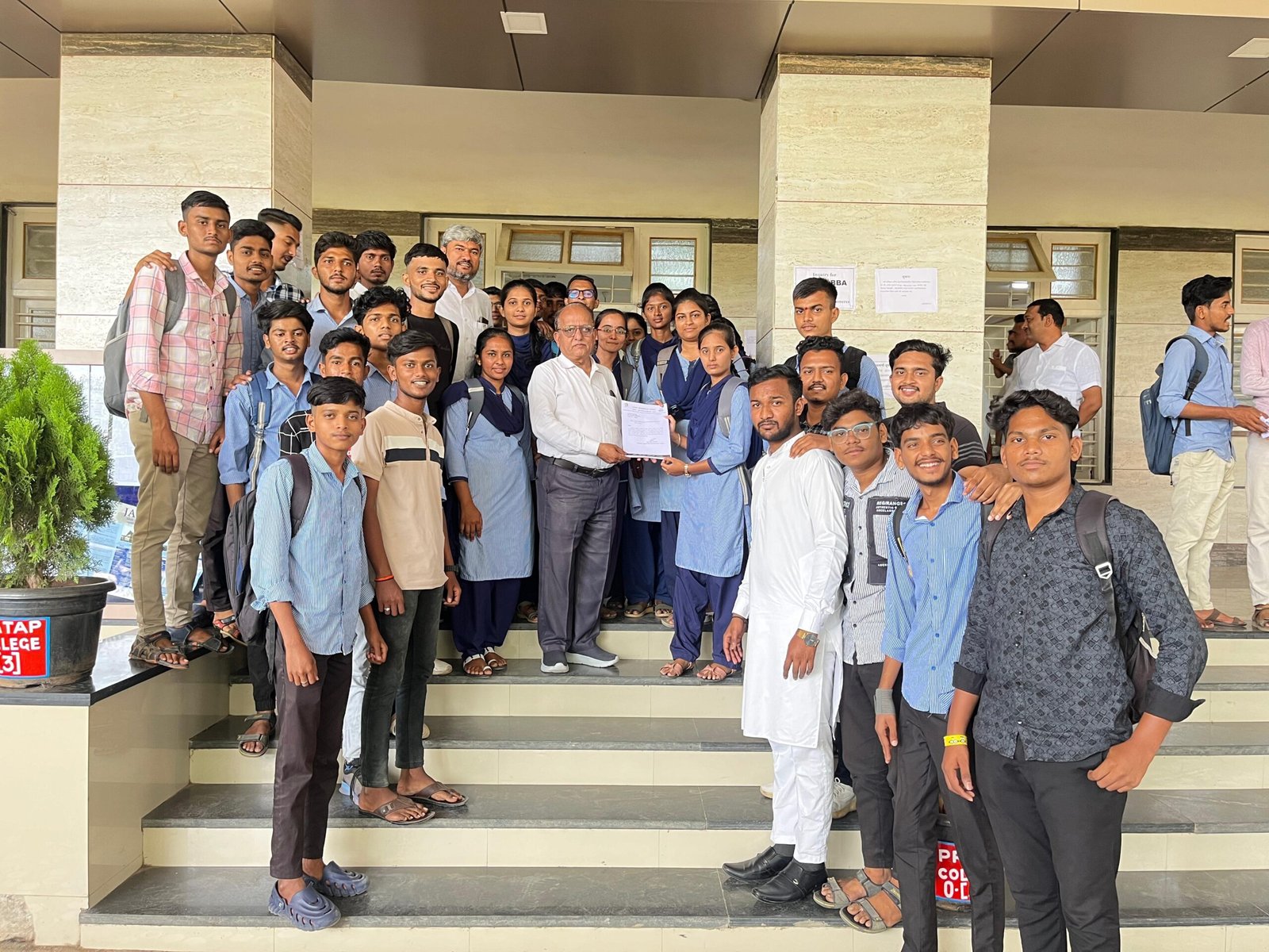 प्रताप महाविद्यालयाचे प्राचार्य यांना राष्ट्रवादी विद्यार्थी काँग्रेस-शरदचंद्र पवार पक्षाचे परीक्षा फी माफ करण्या बाबत निवेदन