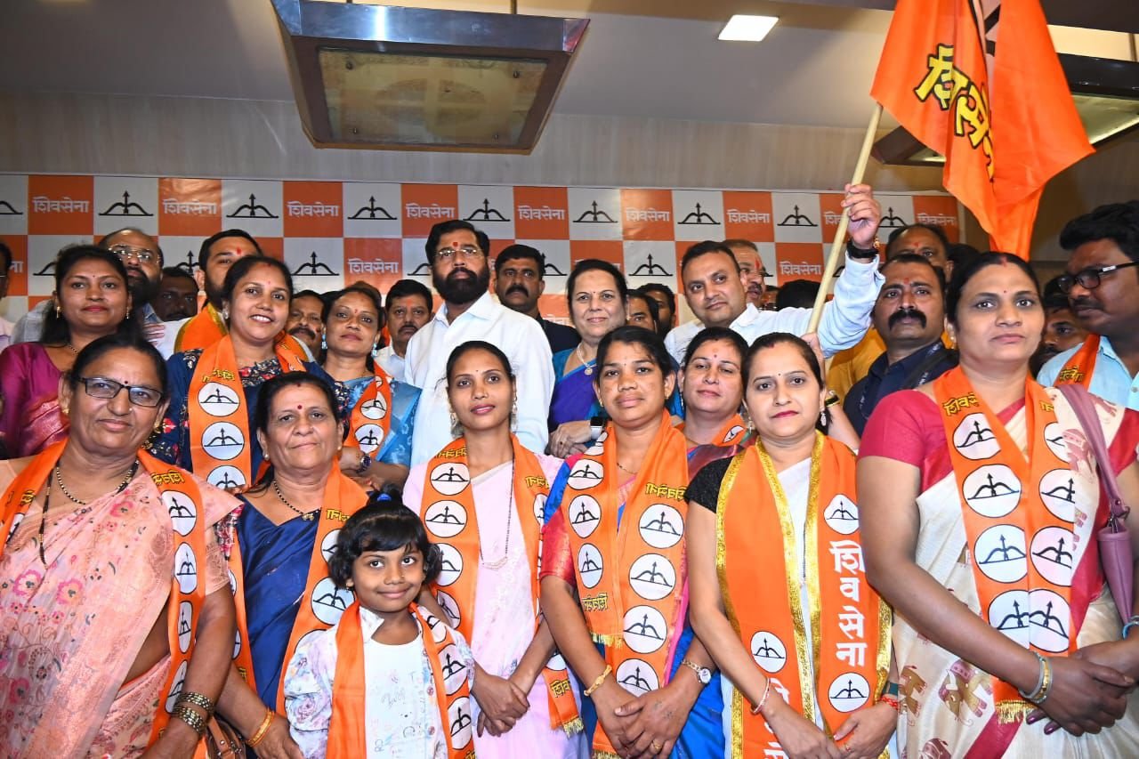 पुणे, चंद्रपूर, नंदुरबार, धाराशीव जिल्ह्यात उबाठा गटाला खिंडार* *भद्रावती नगरपरिषदेच्या ११ माजी नगरसेवकांनी हाती घेतला धनुष्यबाण* *मध्य प्रदेशातील जबलपूरमधील उबाठा पदाधिकाऱ्यांचा शिवसेनेत प्रवेश*  *उपमुख्यमंत्री एकनाथ शिंदे यांच्या उपस्थितीत मुंबईत पक्ष प्रवेश*