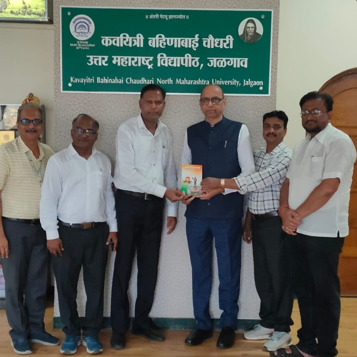 भारतीय संविधान :मूलभूत तत्वे आणि स्वरूप ग्रंथाचे कुलगुरू प्रा.माहेश्वरी यांच्या हस्ते प्रकाशन
