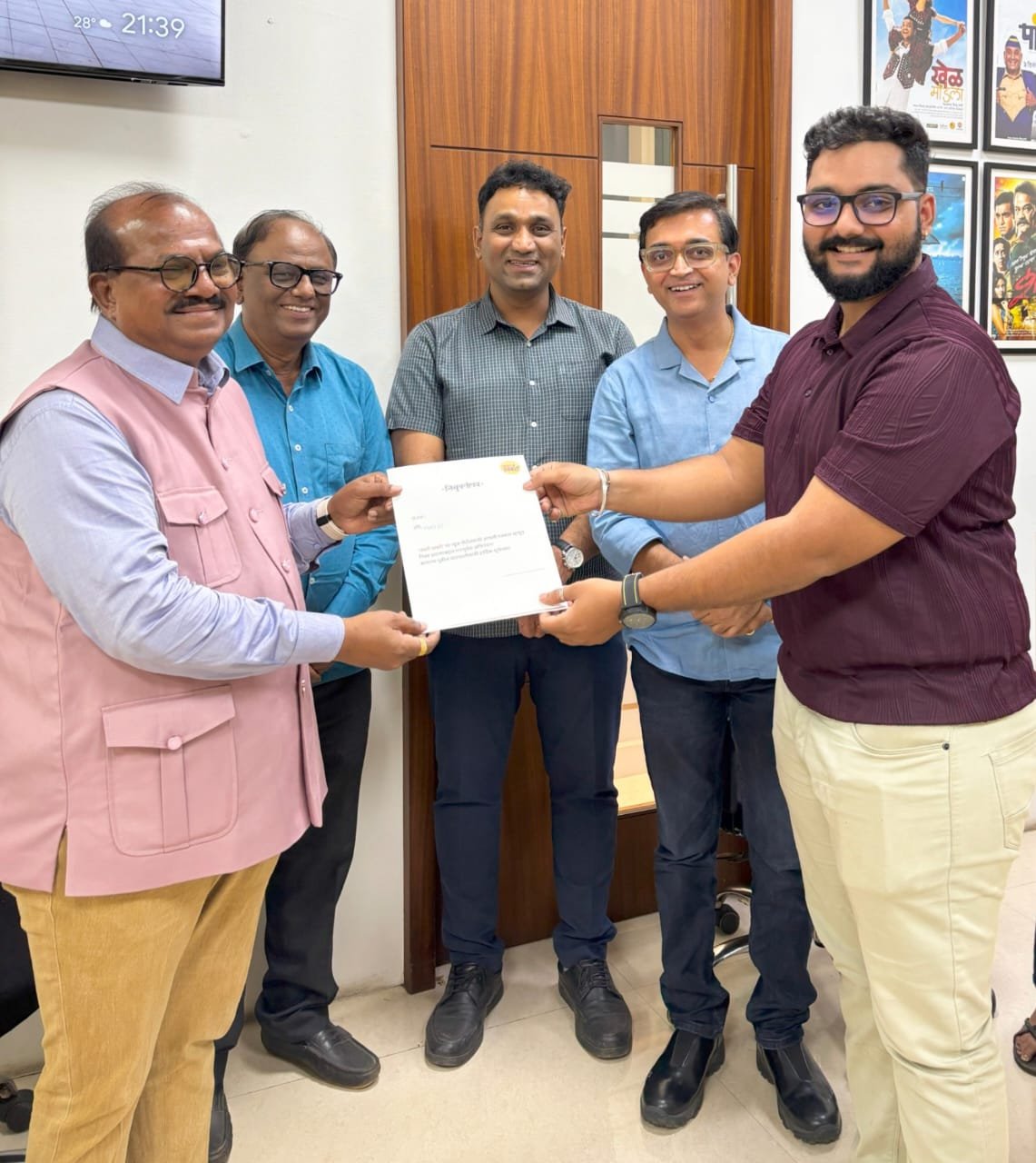 सिने दिग्दर्शक -लेखक विजू माने यांच्या ‘जबरी खबरी’ डिजिटल चॅनेलला राजा माने यांची सदिच्छा भेट,  नव्या पत्रकारांना नियुक्तीपत्रांचे वितरण