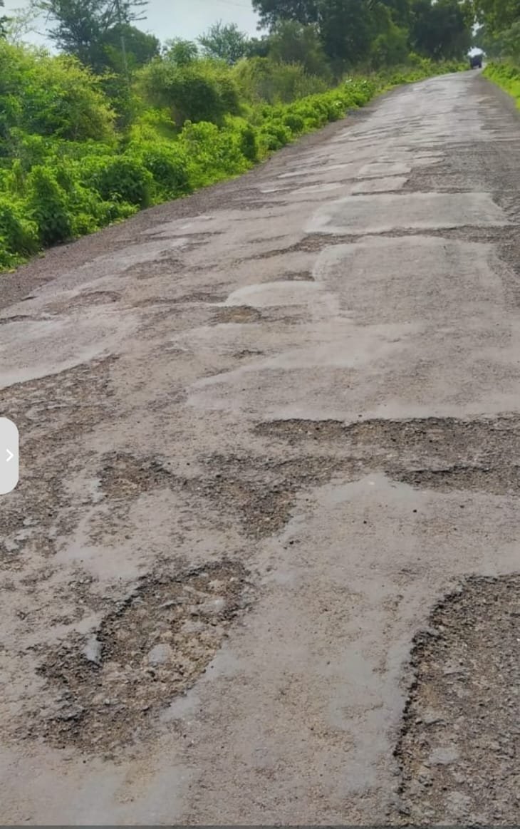 विकासाच्या वाऱ्यात खड्ड्यांची धूळधाण! मांडळ–वावडे रस्त्याची दैना”