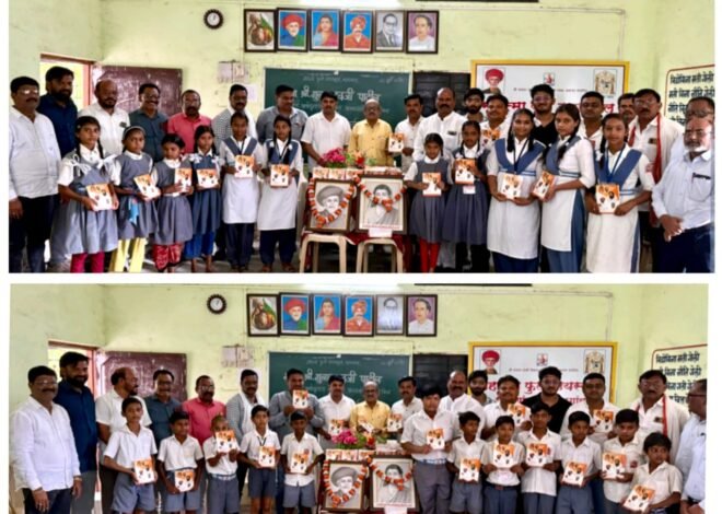 महात्मा फुले हायस्कूल धरणगाव येथे शिवसेना परिवाराकडून शैक्षणिक साहित्य !….  माजी उपनगराध्यक्ष विजय महाजन यांच्याकडून पुस्तक पेढीसाठी ११,००० रु. देण्याचे जाहीर !…  शिवसेनेचे गटनेते पप्पू भावे यांच्याकडून विद्यार्थ्यांना १०० बुट देण्याचे जाहीर !…
