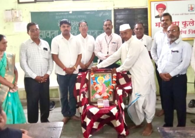 महात्मा फुले हायस्कूल येथे संत शिरोमणी सावता महाराजांच्या स्मृतीस अभिवादन !…  आपल्या कर्मात देव पाहणारे एकमेव संत म्हणजे संतश्रेष्ठ सावता महाराज – ह.भ.प. हिरालाल महाराज.